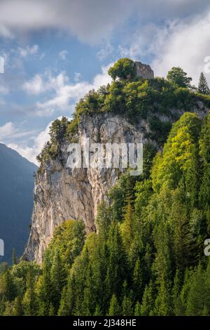 Vue sur les ruines du château de Falkenstein dans l'Ostallgäu près de Pfronten, Bavière, Allemagne, Europe Banque D'Images