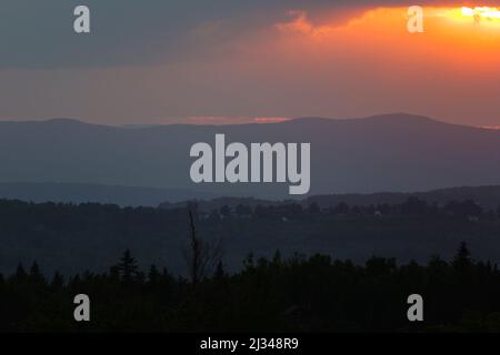 Parc national de Franconia Notch - coucher de soleil depuis le parking de Cannon Mountain dans les White Mountains, New Hampshire. Banque D'Images