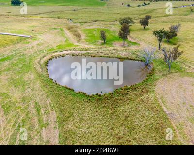 Vue aérienne d'un étang d'eau dans une zone rurale à Wellington Vale, en Australie Banque D'Images