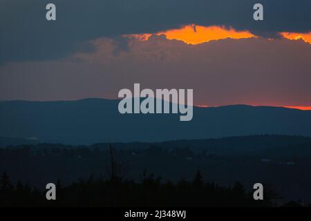 Parc national de Franconia Notch - coucher de soleil depuis le parking de Cannon Mountain dans les White Mountains, New Hampshire. Banque D'Images