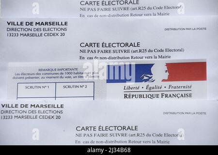 Marseille, France. 05th avril 2022. Une carte électorale vue entre les enveloppes d'envoi sur une table. Les cartes électorales sont renouvelées à chaque élection présidentielle en France. (Photo de Gerard Bottino/SOPA Images/Sipa USA) crédit: SIPA USA/Alay Live News Banque D'Images