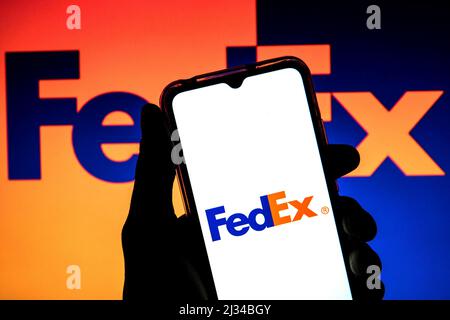 Espagne. 4th avril 2022. Dans cette illustration, un logo FedEx Corporation apparaît sur un téléphone intelligent avec un logo FedEx Corporation en arrière-plan. (Image de crédit : © Thiago Prudencio/SOPA Images via ZUMA Press Wire) Banque D'Images