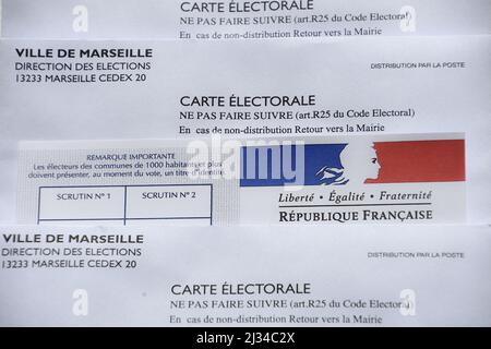 Marseille, France. 5th avril 2022. Une carte électorale vue entre les enveloppes d'envoi sur une table. Les cartes électorales sont renouvelées à chaque élection présidentielle en France. (Image de crédit : © Gerard Bottino/SOPA Images via ZUMA Press Wire) Banque D'Images