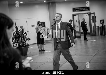 Le sénateur américain Roger Marshall (républicain du Kansas) porte un ballon de basket-ball NCAA qu'il avait signé par des sénateurs de Caroline du Nord, alors qu'il marche dans le métro du Sénat au Capitole des États-Unis lors d'un vote à Washington, DC, le mardi 5 avril 2022. Sur le basket-ball est écrit le score final du dernier match de basket-ball nightâs menâs NCAA entre les Jayhawks du Kansas et les Tar Heels de la Caroline du Nord crédit: Rod Lamkey/CNP Banque D'Images