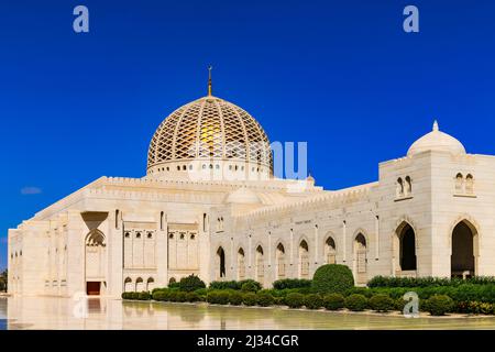 L'immense et extrêmement propre mosquée de Muscat est l'un des sites les plus importants d'Oman Banque D'Images