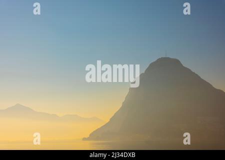 Mountain Peak Monte San Salvatore dans la ville de Lugano sur le lac de Lugano dans une Misty Sunny Day au Tessin, Suisse. Banque D'Images