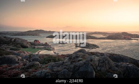 Hutte rouge sur la côte à Skärhamn sur l'archipel de Tjörn sur la côte ouest de la Suède au coucher du soleil Banque D'Images