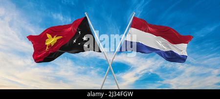 Deux drapeaux croisés, la Papouasie-Nouvelle-Guinée et les pays-Bas, agitant sous le vent à ciel nuageux. Concept de relation, de dialogue, de voyage entre deux pays. 3d Banque D'Images