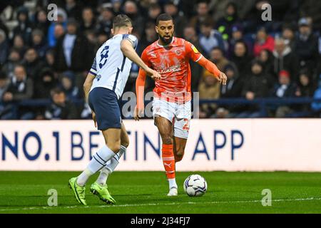 Le CJ Hamilton no 22 de Blackpool prend le 4/5/2022 pour Alan Browne no 8 de Preston North End in. (Photo de Craig Thomas/News Images/Sipa USA) crédit: SIPA USA/Alay Live News Banque D'Images