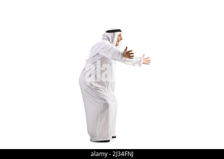 Photo pleine longueur d'un homme arabe attendant avec les bras larges ouverts, isolé sur fond blanc Banque D'Images