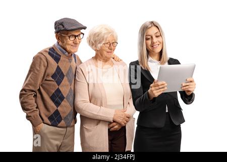 Une vendeuse avec une tablette numérique debout avec un couple âgé isolé sur fond blanc Banque D'Images
