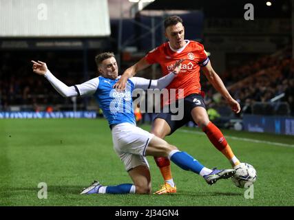 Jack Taylor (à gauche) de Peterborough United et Kal Naismith, de Luton Town, se battent pour le ballon lors du match du championnat Sky Bet au Weston Homes Stadium, à Peterborough. Date de la photo: Mardi 5 avril 2022. Banque D'Images