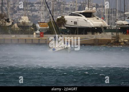 Bodrum, Mugla, Turquie. 01 avril 2022 dans la tempête du sud-ouest, le voilier a été pris dans les vagues à l'extérieur de la marina. Banque D'Images