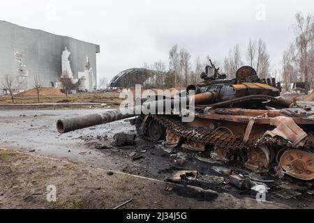 Hostomil, Ukraine. 02nd avril 2022. Chars cassés, véhicules de combat et autres équipements militaires brûlés des envahisseurs russes à Hostomil, dans la région de Kiev. La Russie a envahi l'Ukraine le 24 février 2022, déclenchant la plus grande attaque militaire en Europe depuis la Seconde Guerre mondiale Crédit : SOPA Images Limited/Alamy Live News Banque D'Images