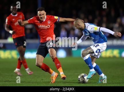 Kal Naismith (à gauche) de Luton Town et Joe Ward, de Peterborough United, se battent pour le ballon lors du match de championnat Sky Bet au Weston Homes Stadium, à Peterborough. Date de la photo: Mardi 5 avril 2022. Banque D'Images