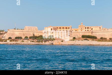 Fort Manoel, Île Manoel, Malte. Paysage côtier d'été avec anciennes fortifications. Il a été construit au 18th siècle par l'ordre de Saint-Jean Banque D'Images