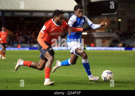 Peterborough, Royaume-Uni. 05th avril 2022. Fred Onyedinma de Luton Town (L) détient Kwame Poku de Peterborough United (R). Match de championnat EFL Skybet, Peterborough Utd v Luton Town au Weston Homes Stadium de Peterborough, le mardi 5th avril 2022. Cette image ne peut être utilisée qu'à des fins éditoriales. Utilisation éditoriale uniquement, licence requise pour une utilisation commerciale. Aucune utilisation dans les Paris, les jeux ou les publications d'un seul club/ligue/joueur. photo par Steffan Bowen/Andrew Orchard sports photographie/Alay Live news crédit: Andrew Orchard sports photographie/Alay Live News Banque D'Images