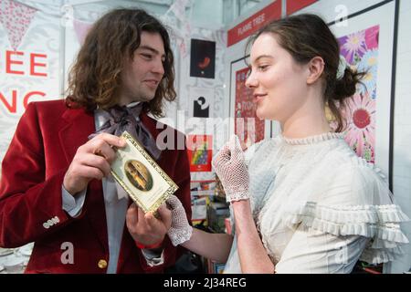 Londres, UKI. Tea time avec Miss, Etats-Unis. 5th avril 2022. Elizabeth Bennett et M. Darcy au salon du livre de Londres 2022. La revue Flametere Publishing a organisé un thé de l'après-midi avec une élégante chine, un superbe thé et une richesse de gâteaux et de dainties reflétant le thème de la littérature anglaise. Crédit : Peter Hogan/Alay Live News Banque D'Images