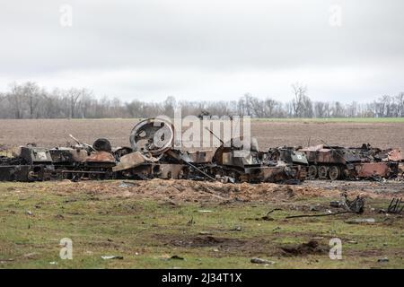 Hostomil, Ukraine. 2nd avril 2022. Chars cassés, véhicules de combat détruits et autres équipements militaires brûlés des envahisseurs russes à Hostomil, dans la région de Kiev. La Russie a envahi l'Ukraine le 24 février 2022, déclenchant la plus grande attaque militaire en Europe depuis la Seconde Guerre mondiale (Credit image: © Mykhaylo Palinchak/SOPA Images via ZUMA Press Wire) Banque D'Images
