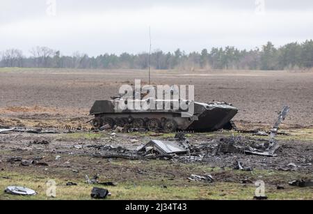 Hostomil, Ukraine. 2nd avril 2022. Chars cassés, véhicules de combat détruits et autres équipements militaires brûlés des envahisseurs russes à Hostomil, dans la région de Kiev. La Russie a envahi l'Ukraine le 24 février 2022, déclenchant la plus grande attaque militaire en Europe depuis la Seconde Guerre mondiale (Credit image: © Mykhaylo Palinchak/SOPA Images via ZUMA Press Wire) Banque D'Images