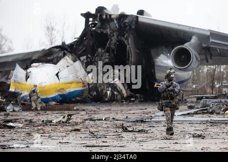 Hostomil, Ukraine. 2nd avril 2022. Le célèbre AN-225 Mriya, l'un des plus grands avions du monde, a été détruit à l'aéroport de Hostomil par des troupes russes le 24 février 2022, la Russie a envahi l'Ukraine le 24 février 2022, déclenchant la plus grande attaque militaire en Europe depuis la Seconde Guerre mondiale (Credit image: © Mykhaylo Palinchak/SOPA Images via ZUMA Press Wire) Banque D'Images