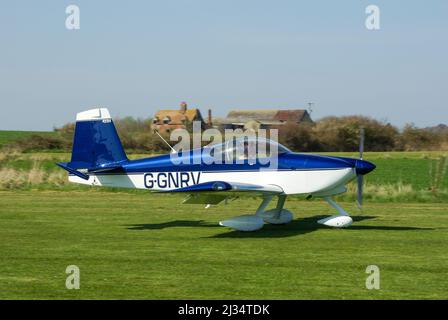 Van's RV-9A avion léger G-GNRV sur la piste d'atterrissage pour la course aérienne à Great Oakley, Royaume-Uni. Terrain d'aviation rural parmi les terres agricoles d'Essex Banque D'Images