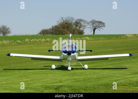 Van's RV-9A avion léger G-GNRV sur la piste d'atterrissage pour la course aérienne à Great Oakley, Royaume-Uni. Terrain d'aviation rural parmi les terres agricoles d'Essex Banque D'Images