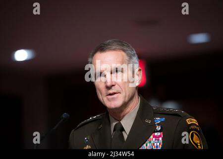 Washington, Vereinigte Staaten. 05th avril 2022. Le général Richard Clarke, commandant de la Commission des opérations spéciales des États-Unis, comparaît devant une audience du Comité sénatorial des services armés pour examiner la position du Commandement des opérations spéciales des États-Unis et du cybercommandement des États-Unis en vue de l'examen de la demande d'autorisation de défense pour l'exercice 2023 et les années à venir Programme de défense, Dans l'édifice Dirksen du bureau du Sénat à Washington, DC, le mardi 5 avril 2022. Credit: Rod Lamkey/CNP/dpa/Alay Live News Banque D'Images