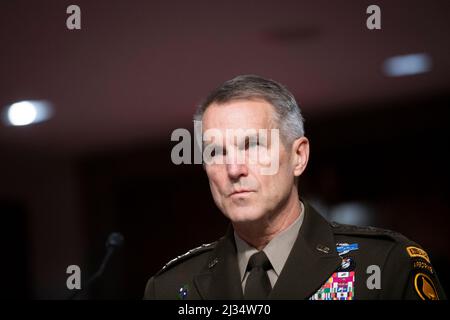 Washington, Vereinigte Staaten. 05th avril 2022. Le général Richard Clarke, commandant de la Commission des opérations spéciales des États-Unis, comparaît devant une audience du Comité sénatorial des services armés pour examiner la position du Commandement des opérations spéciales des États-Unis et du cybercommandement des États-Unis en vue de l'examen de la demande d'autorisation de défense pour l'exercice 2023 et les années à venir Programme de défense, Dans l'édifice Dirksen du bureau du Sénat à Washington, DC, le mardi 5 avril 2022. Credit: Rod Lamkey/CNP/dpa/Alay Live News Banque D'Images