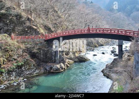 Considéré comme l'un des trois plus beaux ponts du Japon, le pont Shinkyo traverse la rivière Daiya dans le parc national Nikko, au Japon. Banque D'Images