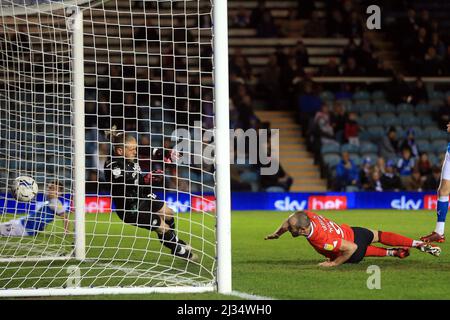 Peterborough, Royaume-Uni. 05th avril 2022. Danny Hylton, de Luton Town (R), marque son objectif d'équipe de 1st. Match de championnat EFL Skybet, Peterborough Utd v Luton Town au Weston Homes Stadium de Peterborough, le mardi 5th avril 2022. Cette image ne peut être utilisée qu'à des fins éditoriales. Utilisation éditoriale uniquement, licence requise pour une utilisation commerciale. Aucune utilisation dans les Paris, les jeux ou les publications d'un seul club/ligue/joueur. photo par Steffan Bowen/Andrew Orchard sports photographie/Alay Live news crédit: Andrew Orchard sports photographie/Alay Live News Banque D'Images