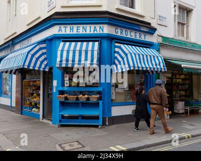 L'épicerie athénienne, une épicerie grecque Delicatessen sur la route de Moscou dans la région de Bayswater avec une façade bleue et blanche. Banque D'Images