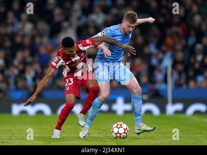 Kevin de Bruyne (à droite) de Manchester City et Reinildo Mandava de l'Atletico Madrid se battent pour le ballon lors du match de la première jambe de la finale du quart de la Ligue des champions de l'UEFA au stade Etihad, à Manchester. Date de la photo: Mardi 5 avril 2022. Banque D'Images