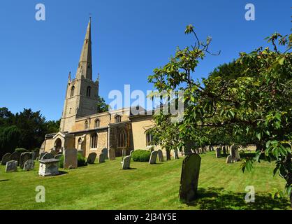 Eglise St Margarets à Hemmingford Abbots Cambridgeshire Angleterre ciel bleu et pierres tombales. Banque D'Images