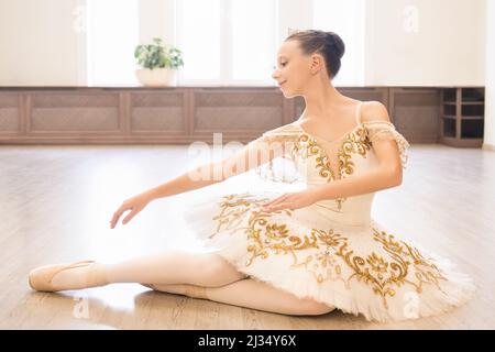 jeune ballerine en tutu professionnel vintage relaxant après l'entraînement Banque D'Images