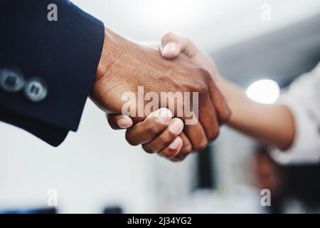 C'est formidable de faire des affaires avec vous. Gros plan d'une poignée de main entre deux personnes méconnues au bureau. Banque D'Images