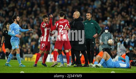 Angel Correa (deuxième à gauche) de l'Atletico Madrid se dirige vers Jack Grealish (à droite) de Manchester City lors du match de la première jambe de la finale du quart de la Ligue des champions de l'UEFA au Etihad Stadium, à Manchester. Date de la photo: Mardi 5 avril 2022. Banque D'Images