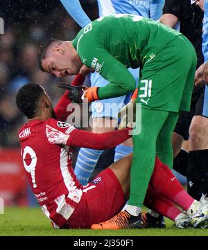 Ederson, gardien de but de Manchester City, se dirige vers Santos Matheus Cunha de l'Atletico de Madrid lors du match de la première jambe de la finale du quartier de la Ligue des Champions de l'UEFA au Etihad Stadium de Manchester. Date de la photo: Mardi 5 avril 2022. Banque D'Images