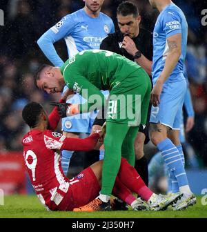 Ederson, gardien de but de Manchester City, se dirige vers Santos Matheus Cunha de l'Atletico de Madrid lors du match de la première jambe de la finale du quartier de la Ligue des Champions de l'UEFA au Etihad Stadium de Manchester. Date de la photo: Mardi 5 avril 2022. Banque D'Images