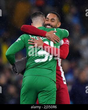 Ederson, gardien de but de Manchester City (retour à l'appareil photo) et Santos Matheus Cunha, de l'Atletico Madrid, après le match de la première jambe de la finale du quart de la Ligue des champions de l'UEFA au stade Etihad, à Manchester. Date de la photo: Mardi 5 avril 2022. Banque D'Images