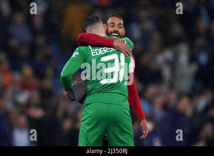 Ederson, gardien de but de Manchester City (retour à l'appareil photo) et Santos Matheus Cunha, de l'Atletico Madrid, après le match de la première jambe de la finale du quart de la Ligue des champions de l'UEFA au stade Etihad, à Manchester. Date de la photo: Mardi 5 avril 2022. Banque D'Images