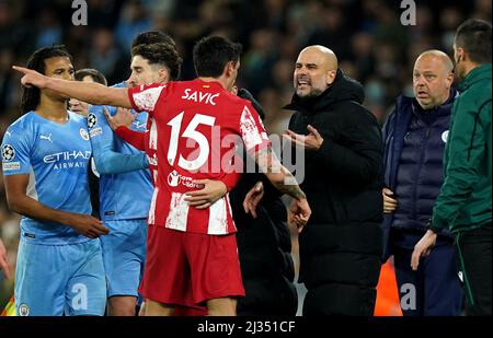 Le chef de Manchester City, PEP Guardiola (à droite), et Stefan Savic, de l'Atletico Madrid, se sont emmenés lors du match de la finale du quart de la Ligue des champions de l'UEFA au Etihad Stadium, à Manchester. Date de la photo: Mardi 5 avril 2022. Banque D'Images