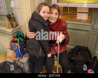 Przemysl, Pologne. 4th avril 2022. Une grand-mère et sa petite-fille attendent plus de 8 heures à la gare de Przemsyl, après un trajet de 12 heures en train de l'autre côté de la frontière depuis Liviv, en Ukraine, pour échapper à la terreur de Poutine, pour découvrir qu'un volontaire leur a donné de mauvaises informations et que ce train ne vient pas. (Image de crédit : © Amy Katz/ZUMA Press Wire) Banque D'Images