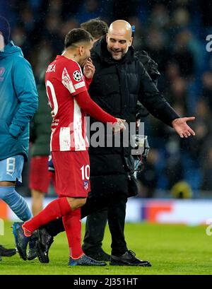 Angel Correa (à gauche) de l'Atletico Madrid et PEP Guardiola, directrice de Manchester City, après le match de la finale du quart de la Ligue des champions de l'UEFA au Etihad Stadium de Manchester. Date de la photo: Mardi 5 avril 2022. Banque D'Images