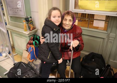 Przemysl, Pologne. 4th avril 2022. Une grand-mère et sa petite-fille attendent plus de 8 heures à la gare de Przemsyl, après un trajet de 12 heures en train de l'autre côté de la frontière depuis Liviv, en Ukraine, pour échapper à la terreur de Poutine, pour découvrir qu'un volontaire leur a donné de mauvaises informations et que ce train ne vient pas. (Image de crédit : © Amy Katz/ZUMA Press Wire) Banque D'Images