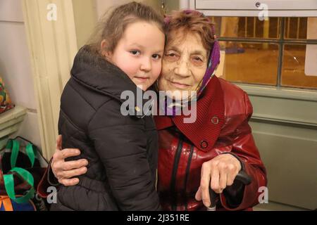 Przemysl, Pologne. 4th avril 2022. Une grand-mère et sa petite-fille attendent plus de 8 heures à la gare de Przemsyl, après un trajet de 12 heures en train de l'autre côté de la frontière depuis Liviv, en Ukraine, pour échapper à la terreur de Poutine, pour découvrir qu'un volontaire leur a donné de mauvaises informations et que ce train ne vient pas. (Image de crédit : © Amy Katz/ZUMA Press Wire) Banque D'Images