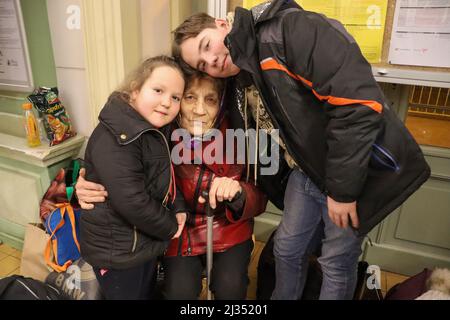 Przemysl, Pologne. 4th avril 2022. Une famille multigénérationnelle attend plus de 8 heures à la gare de Przemsyl, après un trajet de 12 heures en train de traverser la frontière depuis Liviv, en Ukraine, pour échapper à la terreur de Poutine, pour découvrir qu'un volontaire lui a donné de mauvaises informations et que ce train ne vient pas. (Image de crédit : © Amy Katz/ZUMA Press Wire) Banque D'Images