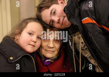 Przemysl, Pologne. 4th avril 2022. Une grand-mère et ses deux petits-enfants attendent plus de 8 heures à la gare de Przemysl, après un trajet de 12 heures en train de l'autre côté de la frontière depuis Liviv, en Ukraine, pour échapper à la terreur de Poutine, pour découvrir qu'ils ont reçu de mauvaises informations de la part d'un volontaire, et que ce train ne vient pas. (Image de crédit : © Amy Katz/ZUMA Press Wire) Banque D'Images