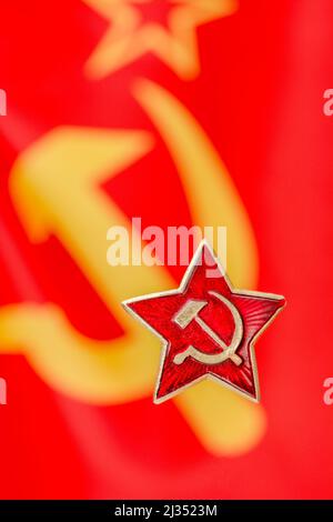 Drapeau de l'ère soviétique de Russie Hammer & Sickle Red Star à capuchon contre drapeau de l'ère communiste. Un symbole d'oppression pour beaucoup sous le pouce de l'URSS. Banque D'Images