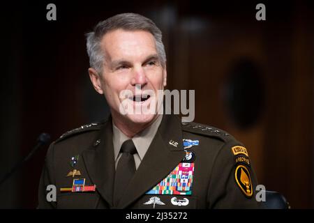 Washington, États-Unis d'Amérique. 05th avril 2022. Le général Richard Clarke, commandant de la Commission des opérations spéciales des États-Unis, comparaît devant une audience du Comité sénatorial des services armés pour examiner la position du Commandement des opérations spéciales des États-Unis et du cybercommandement des États-Unis en vue de l'examen de la demande d'autorisation de défense pour l'exercice 2023 et les années à venir Programme de défense, Dans l'édifice Dirksen du bureau du Sénat à Washington, DC, le mardi 5 avril 2022. Crédit: Rod Lamkey/CNP/Sipa USA crédit: SIPA USA/Alay Live News Banque D'Images